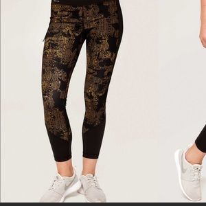 Lole Burst Black and Gold Print Ankle Leggings. Size Small. EUC